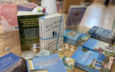 Büchertisch im Juni 2025