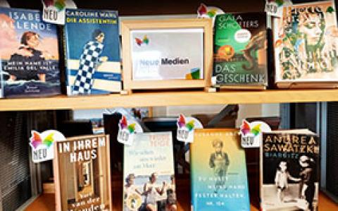 Neuangeschaffte Bücher in der Bücherei 